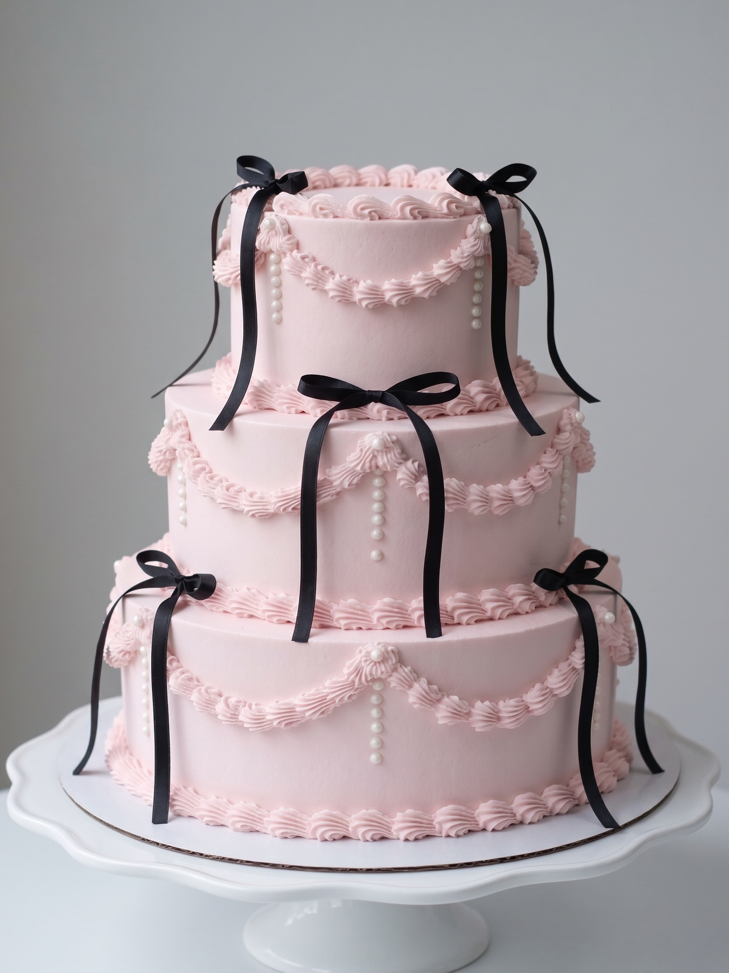 B-583 3 Tier Vintage Cake with Black Ribbon Bows